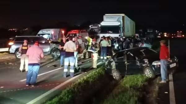  Colisão com carroça e múltiplos veículos deixa casal morto em rodovia paranaense