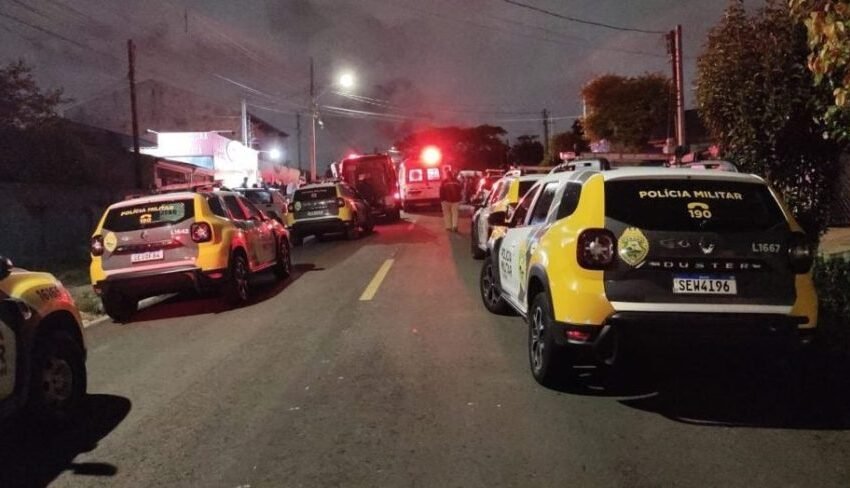 Homem mata esposa a facadas na frente dos filhos após não aceitar fim do relacionamento