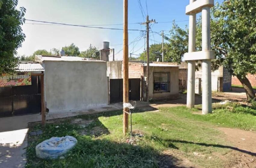 Mãe é esfaqueada dentro de casa pelo ex-padrasto; filhos tentam reanimá-la