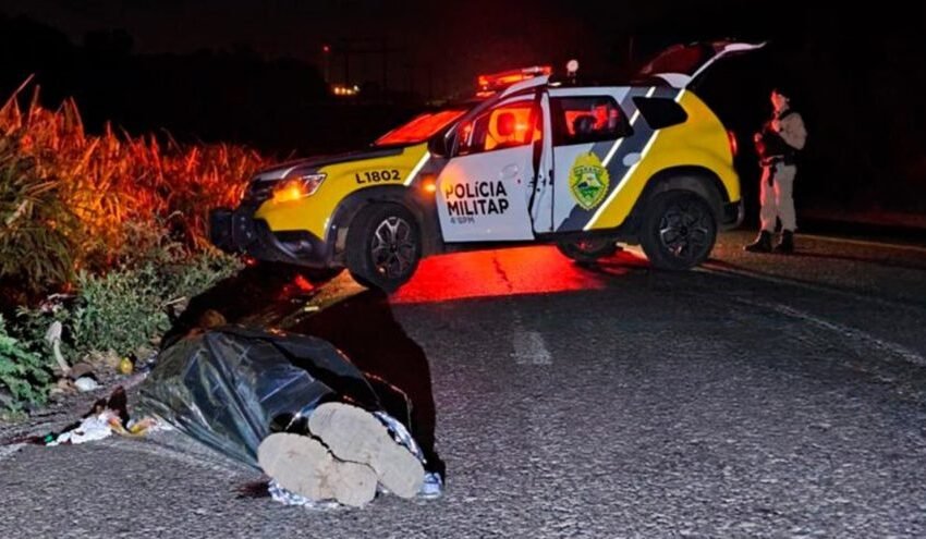 Tragédia: homem de roupas camufladas é atropelado; carro despenca em ribanceira