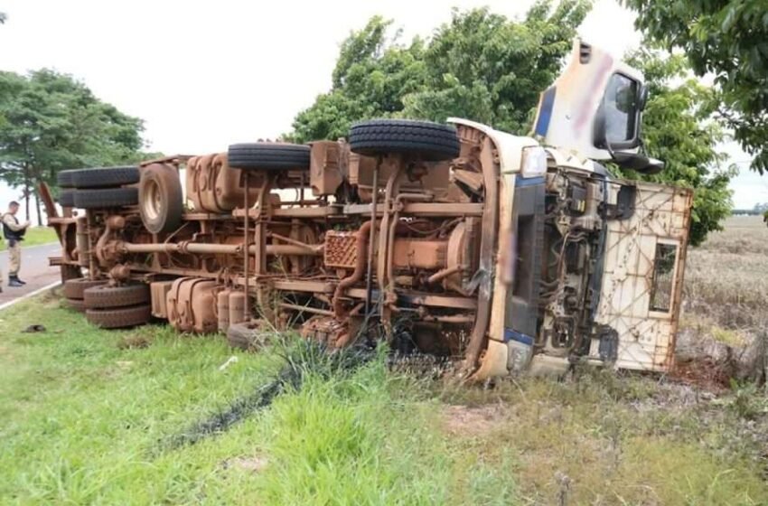 UTI aérea resgata motorista em estado grave após tombamento de caminhão carregado com ração