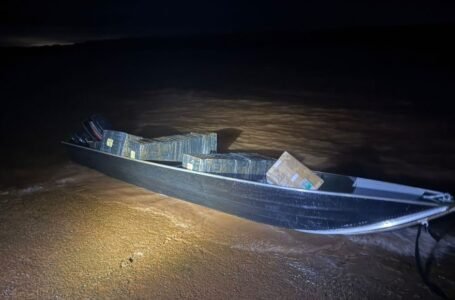 Em operação no Lago de Itaipu, barco contrabandeando cigarros e vapers é apreendido