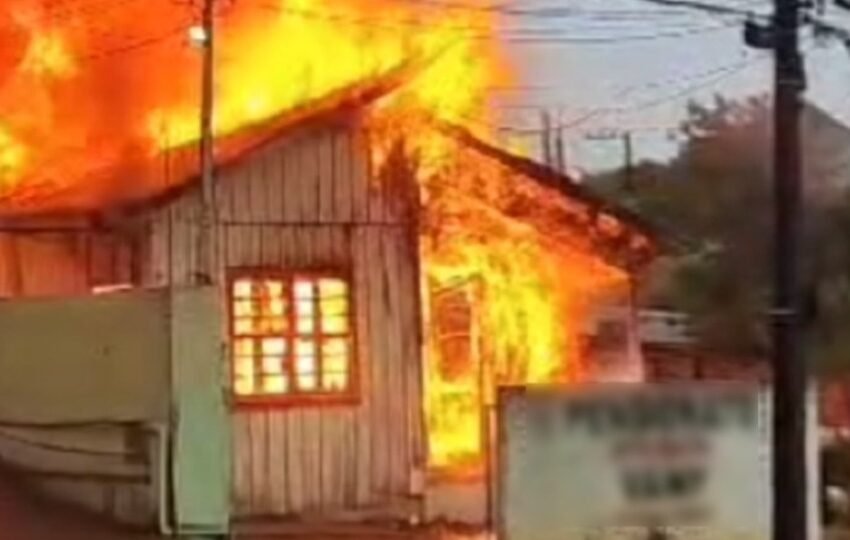  Homem é preso após incendiar casa da ex-namorada em tentativa de feminicídio