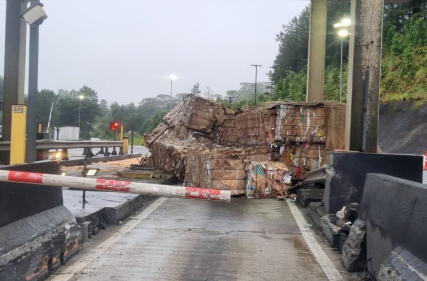  Caminhão tomba em praça de pedágio após motorista se confundir na BR-116