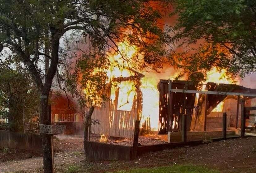  Casa de madeira é completamente consumida por incêndio em Francisco Beltrão