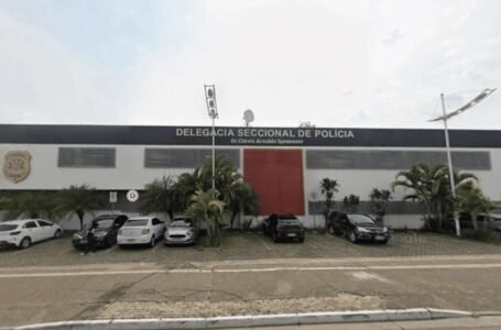 Criança manuseia arma do pai e dispara acidentalmente contra colega