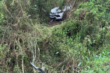 Carro perde controle e provoca ferimentos em três pessoas na PRC-280