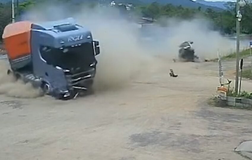  Batida múltipla em rodovia catarinense causa morte de motorista