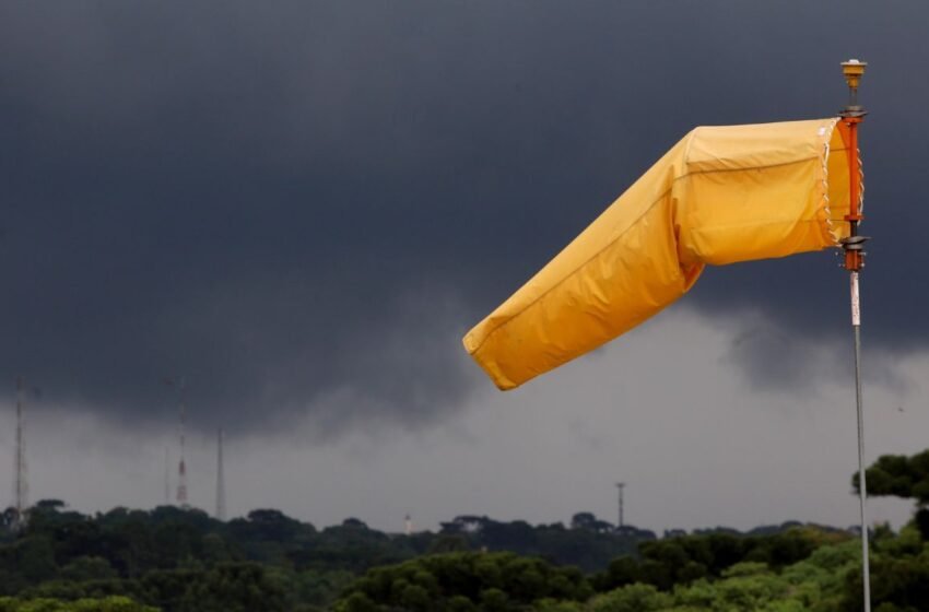  Paraná fica em alerta laranja com avanço de frente fria e risco de ventos de 100 km/h