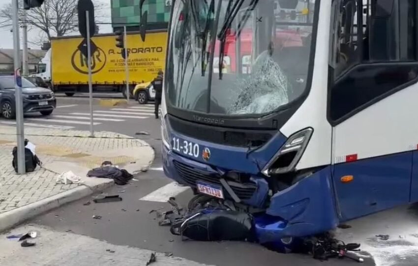  Colisão entre motocicleta e ônibus deixa vítima gravemente ferida em São José dos Pinhais
