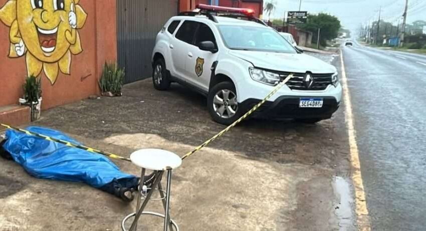  Cena chocante: homens são achados caídos na rua; um deles morreu no local