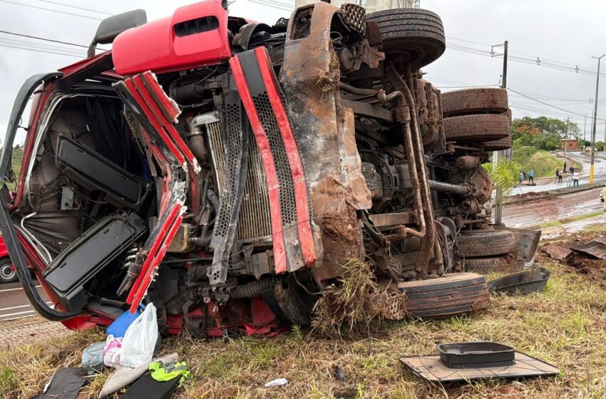  Colisão em Francisco Beltrão após caminhão desgovernado invadir contramão