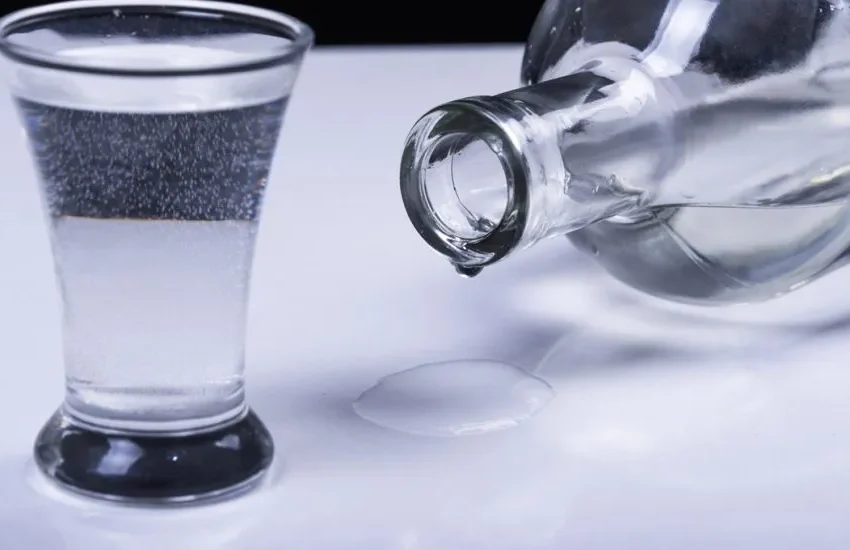  Consumo de bebida contaminada com metanol causa primeira morte no Paraná