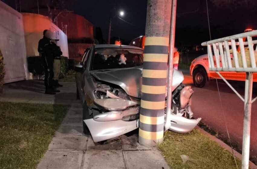  Família sofre acidente após perseguição; veículo colidiu em poste