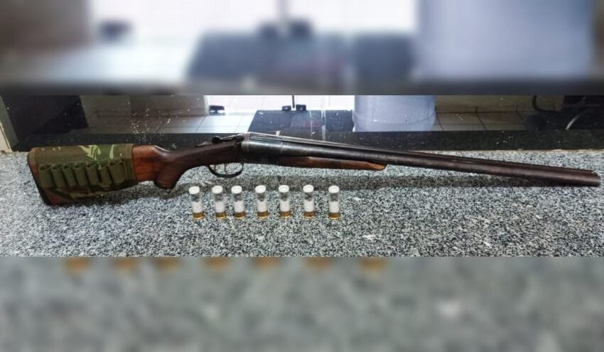  Denúncia anônima resulta na prisão de homem por posse de arsenal ilegal