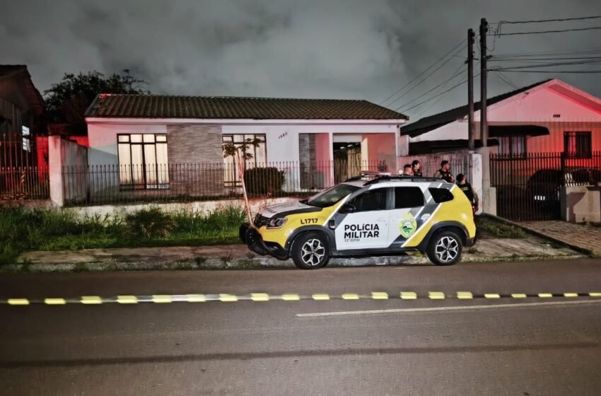  Após agredir esposa de 70 anos, homem ataca policiais com facão e morre no Paraná