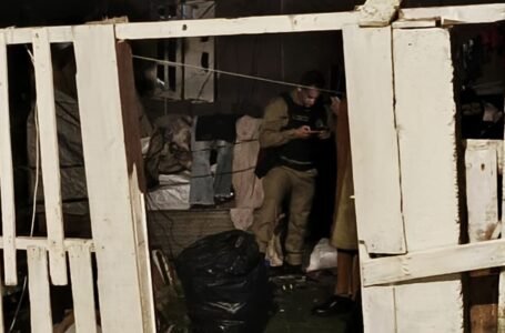 Mulher é morta a tiros no quintal de casa onde vivia com a mãe