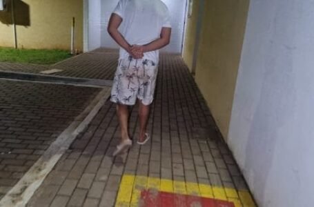 Jovem é levado à delegacia após menina de 13 anos ser encontrada em sua casa