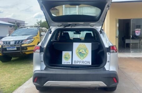 Blitz policial em Ampére termina com prisão de mulher em veículo furtado